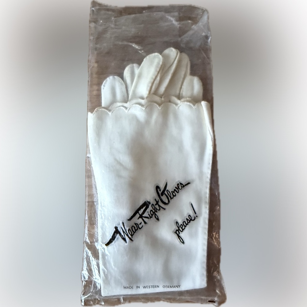 VINTAGE “WEAR-RIGHT WHITE GLOVES NEW